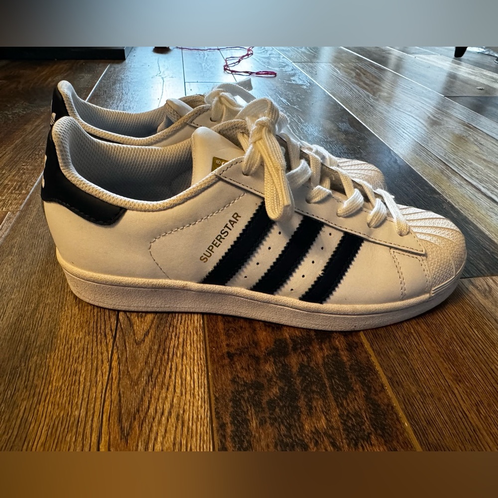 ADIDAS Superstar (white/navy blue or black)